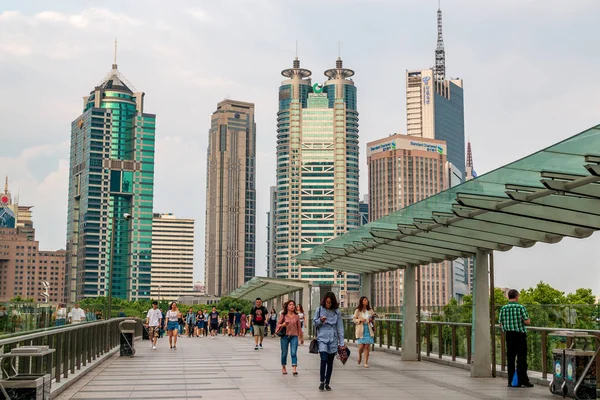 Byggnader och arkitektur med urban skyskrapor i Pudong — Stockfoto