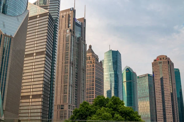 Byggnader och arkitektur med urban skyskrapor i Pudong — Stockfoto