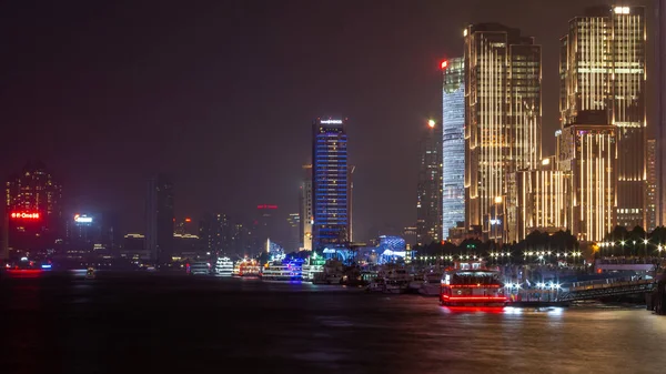 Edificios y arquitectura con rascacielos urbanos en el distrito moderno de Shanghai, China — Foto de Stock