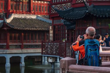 Turist Yuyuan Bahçe eski Shanghai popüler ünlü turistik yerde bir fotoğraf çekmek