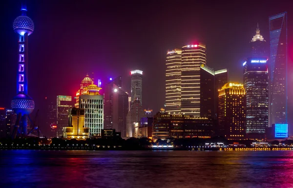 Oriental Pearl Tower y edificios en Pudong es el distrito moderno de Shanghai — Foto de Stock
