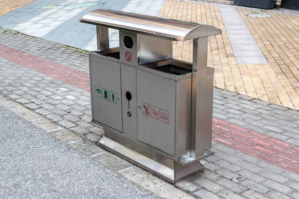 Papeleras de acero inoxidable de residuos de contenedores de calle doble — Foto de Stock