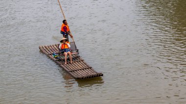 Yangshuo Guilin Çin'Li nehrinde sallar. Guangxi eyaleti pitoresk peyzaj .