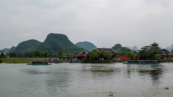2018 人気の観光敗走と陽朔シャングリ Baishai 中国の少数民族の村の横にあるカルスト ピークの有名な風景 — ストック写真