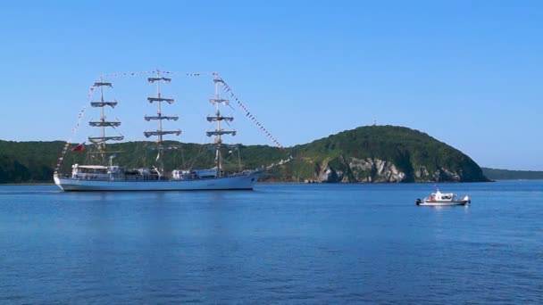 Vladivostok Rusia Septiembre 2018 Movimiento Del Velero Nadezhda Estrecho Amur — Vídeos de Stock