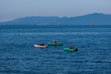 Balıkçılar üzerinde hava ile şişirilen kayıklar