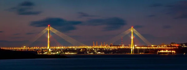 夜のシーン 本土とウラジオストクでロシアの島を結ぶロシアの橋のパノラマ — ストック写真