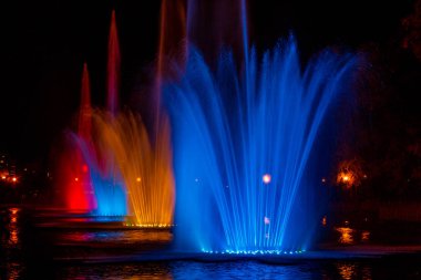 Parlak renkli aydınlatma pınarlarına Habarovsk uzak doğu şehir. Sonbahar gösteri şarkı çeşmeler yaz sezonu kapatma.