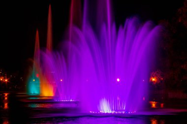 Parlak renkli aydınlatma pınarlarına Habarovsk uzak doğu şehir. Sonbahar gösteri şarkı çeşmeler yaz sezonu kapatma.
