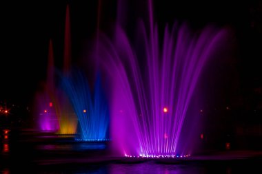 Parlak renkli aydınlatma pınarlarına Habarovsk uzak doğu şehir. Sonbahar gösteri şarkı çeşmeler yaz sezonu kapatma.