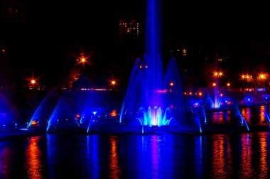 Parlak renkli aydınlatma pınarlarına Habarovsk uzak doğu şehir. Sonbahar gösteri şarkı çeşmeler yaz sezonu kapatma.