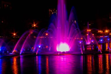 Parlak renkli aydınlatma pınarlarına Habarovsk uzak doğu şehir. Sonbahar gösteri şarkı çeşmeler yaz sezonu kapatma.
