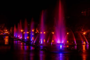 Parlak renkli aydınlatma pınarlarına Habarovsk uzak doğu şehir. Sonbahar gösteri şarkı çeşmeler yaz sezonu kapatma.