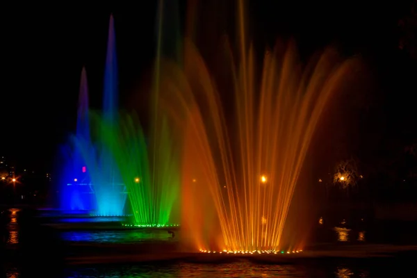 Fontes Iluminação Multicoloridas Brilhantes Cidade Extremo Oriente Khabarovsk Feira Outono — Fotografia de Stock