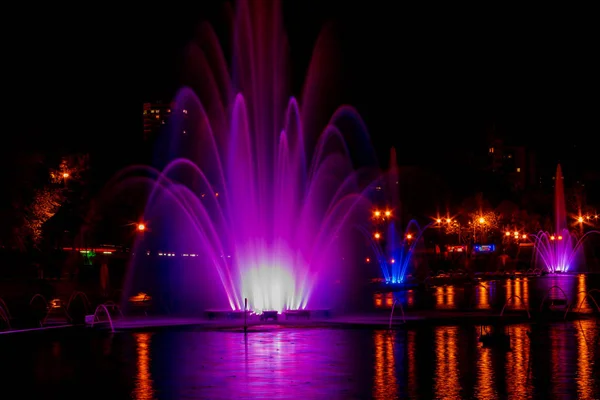 Fontes Iluminação Multicoloridas Brilhantes Cidade Extremo Oriente Khabarovsk Feira Outono — Fotografia de Stock