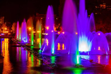 Parlak renkli aydınlatma pınarlarına Habarovsk uzak doğu şehir. Sonbahar gösteri şarkı çeşmeler yaz sezonu kapatma.