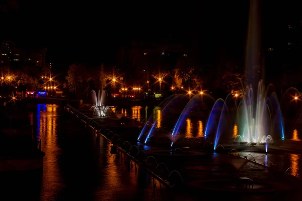 Gloeiende Veelkleurige Verlichting Fonteinen Het Verre Oosten Stad Chabarovsk Najaar — Stockfoto