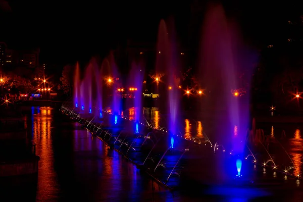 Fontes Iluminação Multicoloridas Brilhantes Cidade Extremo Oriente Khabarovsk Feira Outono — Fotografia de Stock