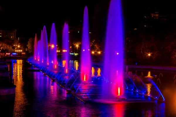 Fontes Iluminação Multicoloridas Brilhantes Cidade Extremo Oriente Khabarovsk Feira Outono — Fotografia de Stock