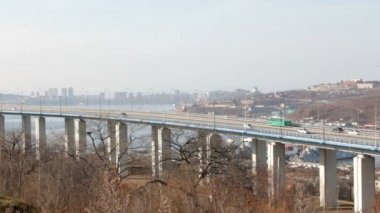 Cape Churkin köprüsünden Vladivostok Uzakdoğu şehir boğaz doğuda aracılığıyla çöpünü Adası'na. Rusça veya çöpünü köprü anakaraya araçlarda hareketi.