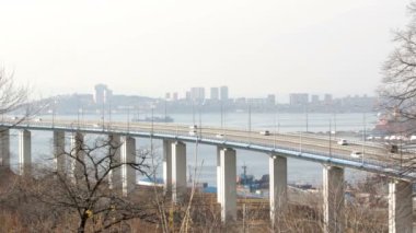Cape Churkin köprüsünden Vladivostok Uzakdoğu şehir boğaz doğuda aracılığıyla çöpünü Adası'na. Rusça veya çöpünü köprü anakaraya araçlarda hareketi.