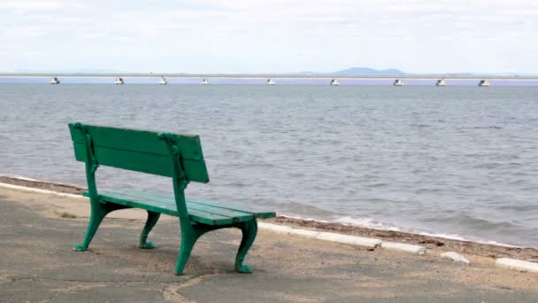 Banco Parque Descanso Uma Vista Costa Uma Ponte Água Baixa — Vídeo de Stock