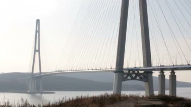 Cape Churkin köprüsünden Vladivostok Uzakdoğu şehir boğaz doğuda aracılığıyla çöpünü Adası'na. Rusça veya çöpünü köprü anakaraya araçlarda hareketi.
