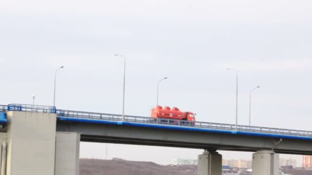 Ponte Cabo Churkin Para Ilha Russky Através Bósforo Oriental Cidade — Vídeo de Stock