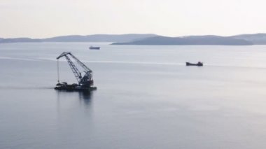 Vinç Adası Rus arka plan üzerinde yüzen Vladivostok Uzakdoğu şehir boğaz doğuda üzerinden yola çıkacak. Gemi Rusya köprü alanında hareket.