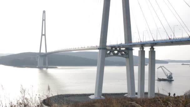 Ponte Cabo Churkin Para Ilha Russky Através Bósforo Oriental Cidade — Vídeo de Stock
