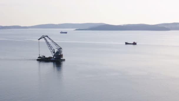 Der Schwimmende Kran Auf Dem Hintergrund Der Insel Segelt Durch — Stockvideo