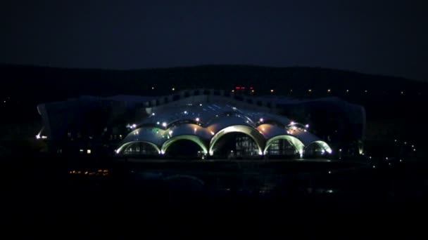 ロシア ウラジオストクのルースキー島で科学アカデミー極東支部海洋水族館の建物のファサードのウラジオストク ロシア連邦 2018 夜間ライトアップ — ストック動画