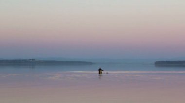 Sedanka düşük su köprü De Friz Yarımadası arasında Amur Bay Primorsky Krai Rusya'ya karşı bir kırmızı günbatımı gökyüzü arka plan için. Uzakdoğu peyzaj. Yatıştırıcı ülke sahne.
