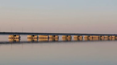 Sedanka düşük su köprü De Friz Yarımadası arasında Amur Bay Primorsky Krai Rusya'ya karşı bir kırmızı günbatımı gökyüzü arka plan için. Uzakdoğu peyzaj. Yatıştırıcı ülke sahne.