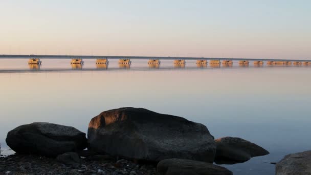 Fisker Installerer Fiskeredskaper Primorskij Bukta Russland Mot Bakgrunnen Rød Solnedgangshimmel – stockvideo