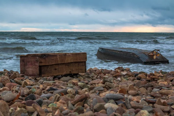 Une Boîte Rangement Trouve Sur Rivage Côté Bateau Inversé Après — Photo