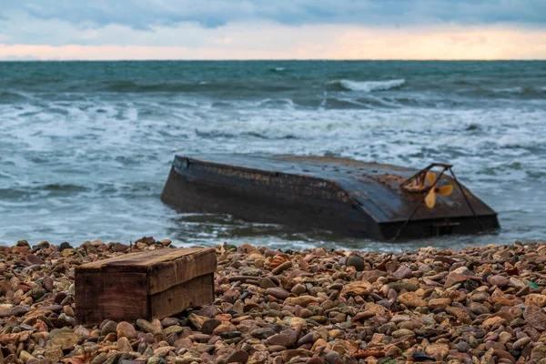 Une Boîte Rangement Trouve Sur Rivage Côté Bateau Inversé Après — Photo