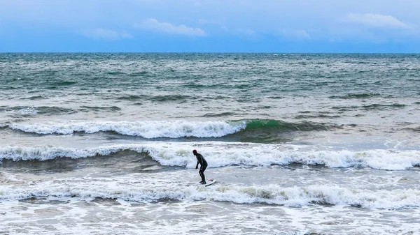 Surfer Probeert Rijden Intense Golven Een Opblaasbare Bord Soep Surf — Stockfoto