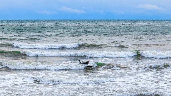 Szörfös Próbál Intenzív Hullámok Egy Felfújható Fórumon Leves Surf Lovagolni — Stock Fotó