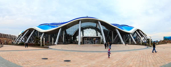 The main building in the Primorsky Aquarium or Oceanarium of the Far Eastern Academy of Sciences in the Russian city of Vladivostok. — Stock Photo, Image