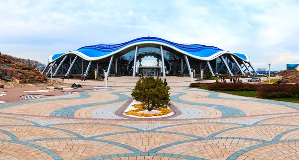 Το κεντρικό κτίριο στο ενυδρείο Primorsky ή Oceanarium της Ακαδημίας Επιστημών της Άπω Ανατολής με τη ρωσική πόλη του Βλαδιβοστόκ. — Φωτογραφία Αρχείου