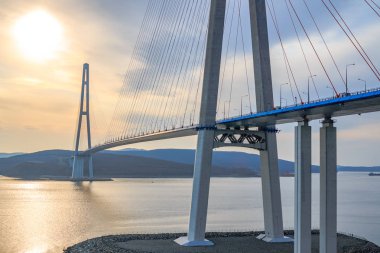 Askıya alınmış kablo Rus köprüye çöpünü adanın doğu boğaz içine uzak-doğu şehir Vladivostok anakaradan.