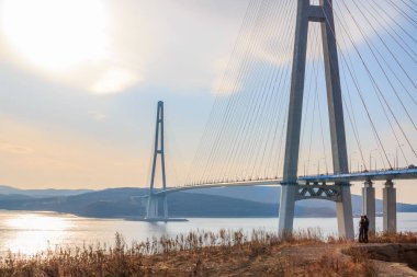 Askıya alınmış kablo Rus köprüye çöpünü adanın doğu boğaz içine uzak-doğu şehir Vladivostok anakaradan.