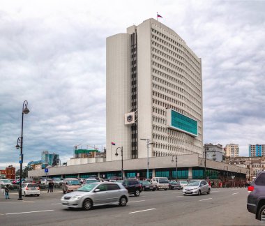 Vladivostok. Rusya. 6 Oktober 2018: cephe Primorsky Krai Yönetim Binası ve Vladivostok Uzakdoğu şehir caddede Svetlanskaya karayolu