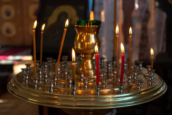 Свечи Горят Церкви Специальном Стенде Люстрами — стоковое фото