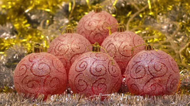 Feestelijke ballonnen op de achtergrond bokeh van glanzende klatergoud en glinsterende gekleurde garland. Scène voor het nieuwe jaar of Christmas — Stockvideo