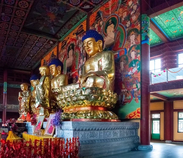 Interiér a scenérie buddhistický chrám Hua Yan nebo Huayan v čínské město Tumen, Jilin Province, Korea Yanbian Prefektura. — Stock fotografie