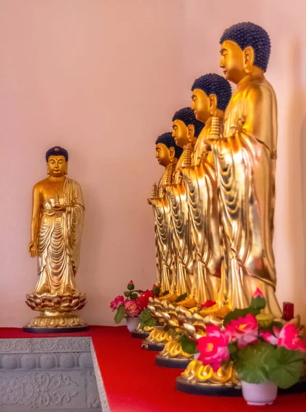 Beelden Boeddha in Hua Yan of Huayan tempel in Tumen, China. De prefectuur van de Yanbian van de noordoostelijke provincie Jilin, Zuid-Korea. Populaire plek voor toeristen uit de grensgebieden van Rusland. — Stockfoto