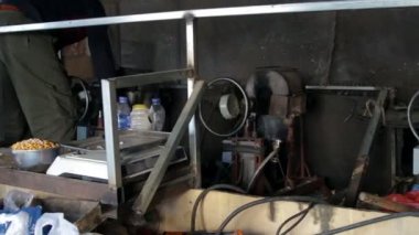 Pişirme patlamış mısır ve patlamış pirinç işlemidir. Eskimiş teknoloji bir tahıl gaz yakıcı ile özel bir kazan Isıtma tarafından eski cihazlar kullanılıyor.