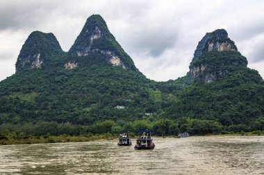 Lijiang Nehri olarak bilinen Li Nehri üzerinde tekne zevk. ve karstik Xingping kasabada doruklarına